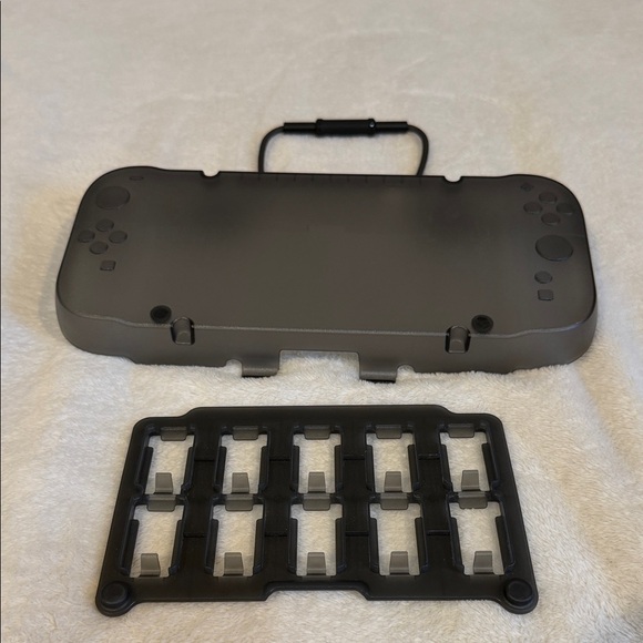 Sleek Black Handheld Gaming Console - Picture 3 of 8